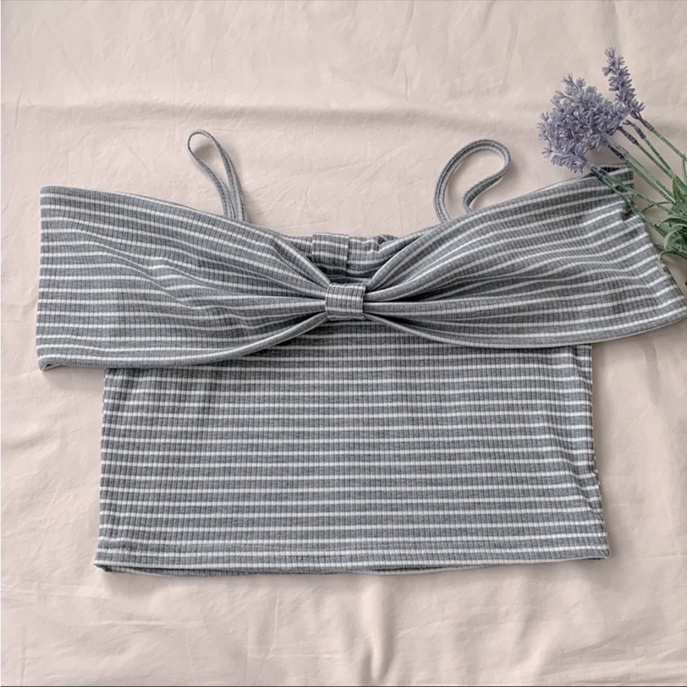NWOT Cute bow crop top, size S, grey and white